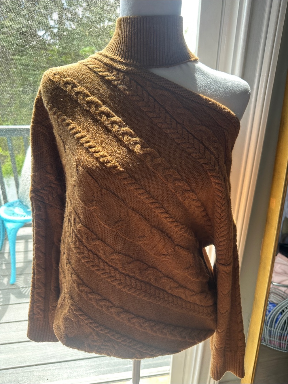 VENUS Cable-Knit One-Shoulder Sweater in Brown